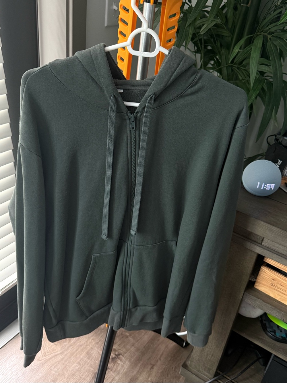 Alo - Zippered Hooded Sweatshirt in Cactus m Green